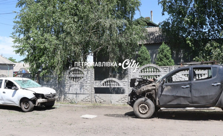 У Петропавлівці вночі ворожий безпілотник розбив дві автівки та пошкодив будинки (ВІДЕО)