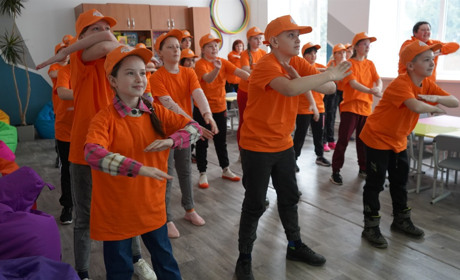 У Городку реалізовують проєкт, мета якого — посмішки дітей. Як Швейцарія допомагає городоччанам
