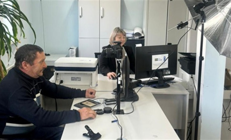 ID-картки та біометричні паспорти без виїзду з громади: ЦНАП Сатанова розширив послуги