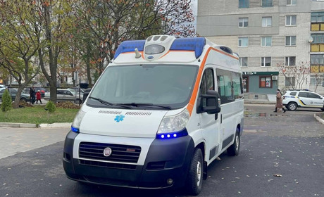 Звягельські меценати передали автомобіль швидкої допомоги міській лікарні