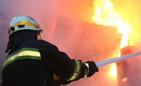Під час пожежі у будинку на Звягельщині рятувальники знайшли тіло жінки