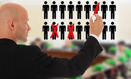 Держслужбовців, які виїхали за кордон, можуть звільнити