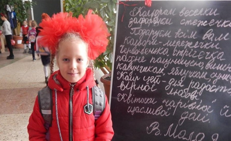 У Біляївській першій школі учням дозволили приходити у різнокольоровому одязі: як довго це триватиме