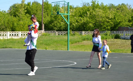 «Останній дзвоник-2021»: як у Сватовому відсвяткували в умовах карантину — фото