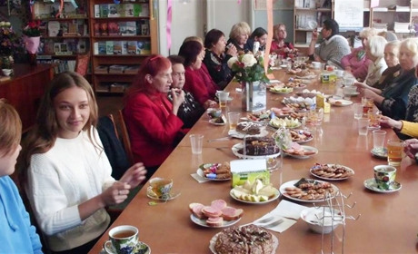 Ювілей по-домашньому. У Менській бібліотеці пригощали смаколиками і чаєм