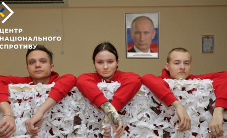 На тимчасово окупованих територіях учасники «юнармії» плетуть маскувальні сітки для ворога