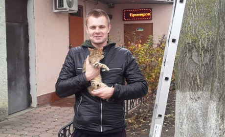 У Біляївці жителі рятували від загибелі на дереві кошеня: у одного рятівника за кілька днів весілля