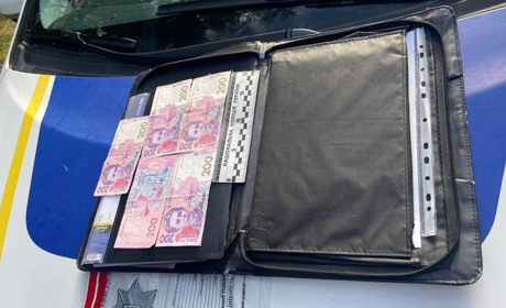 На Рівненщині мотоцикліст без посвідчень водія і напідпитку намагався відкупитися від покарання