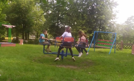 У Багачанському старостинському окрузі оновлюють дитячі майданчики