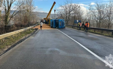 ДТП у Городку: вантажівка заблокувала дорогу, але водій не постраждав