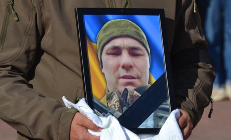 Героїчно загинув на Донеччині: Южноукраїнська громада провела в останню путь Василя Коклєва