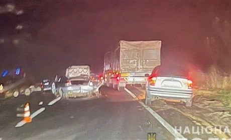 Аварія біля села Маяки: одну з постраждалих рятувальники звільняли з машини гідроінструментом