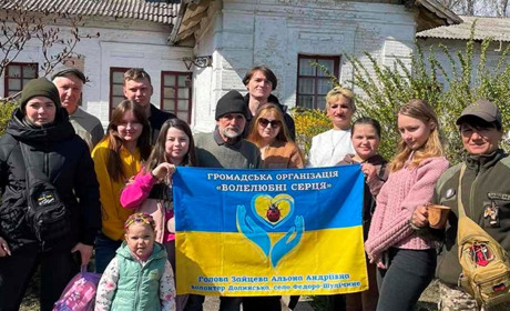 Творче об'єднання “Креатив” передали кошти для волонтерів ГО “Волелюбні Серця”
