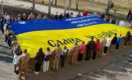День українського добровольця: на Переяславщині розгорнули 12-метровий прапор і привітали ДФТГ