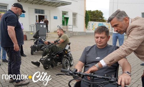 Три ветерани із Сатанівської громади отримали електровізки від шведських партнерів