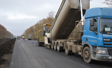 На Сватівщині під час ремонту дороги дорожники знайшли бруківку, вік якої може сягати 300 років