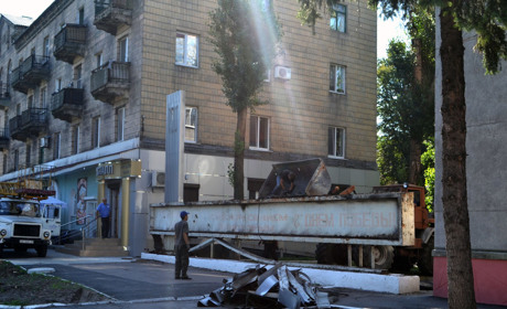 В Покровске демонтируют стелу возле здания исполкома 