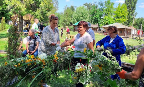 Напередодні Трійці на Переяславщині відтворили етнографічний обряд встановлення віхи