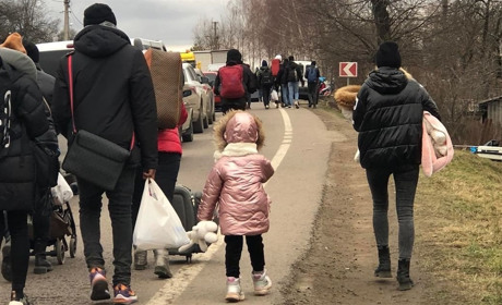 Безхатьки: на Луганщині окупанти виганяють жителів зі своїх осель та женуть їх углиб області