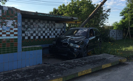ДТП у Переяславі: автомобіль BMW їхав із Дніпра та врізався в електричний стовп (ФОТО)