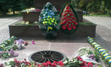 Новокаховчани вклонялися героям поодинці