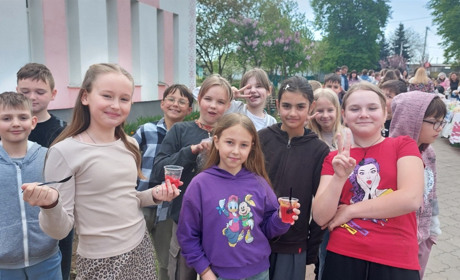 Весняний благодійний ярмарок провели у першій школі: скільки вдалося зібрати коштів для ЗСУ