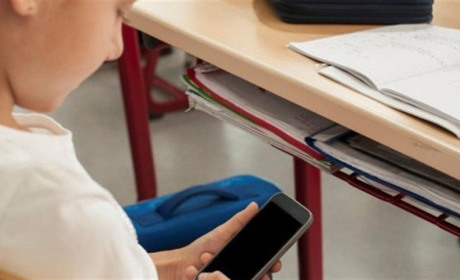 Чи має право школа забороняти учням користуватися телефонами