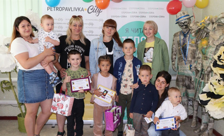 Іграшки, солодощі, похід в Ігроленд та кафе: редакція привітала переможців фотоконкурсу (ВІДЕО)