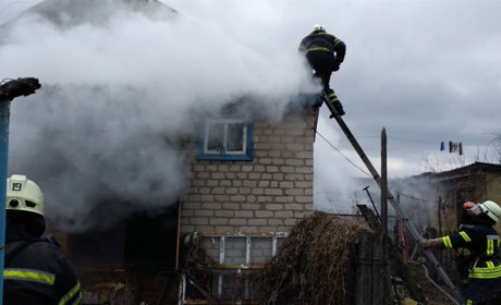У Сватовому на вулиці Кударя горів будинок. Господарку забрали до лікарні