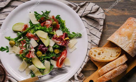 Готуємо сьогодні: рецепт салату з сиром та беконом