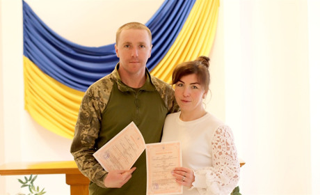 У День закоханих першими у Жмеринці одружилися захисник Віктор з коханою Наталею