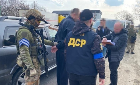 Вимагали з буковинця майже 200 тисяч гривень неіснуючого боргу: поліція затримала вимагачів