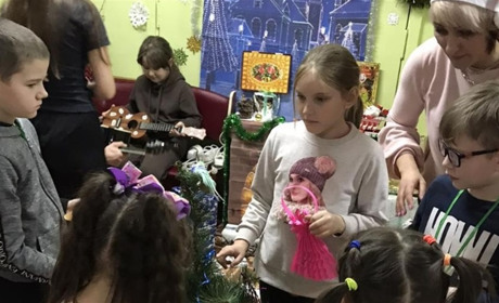 В Южноукраїнську діти переселенців отримали «Намисто з різдвяних мрій»
