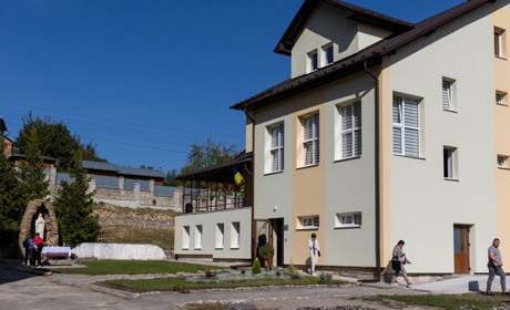 Переселенцям з Луганщини пропонують безкоштовний прихисток. Які умови проживання