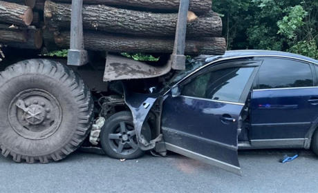 Біля села Туринка легковий автомобіль «наздогнав» лісовоз. Четверо чоловіків отримали травми