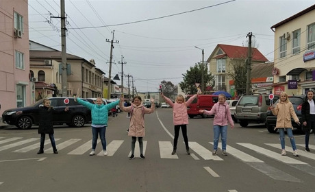 В Біляївці школярі перекривали дорогу: у них є ідея, як зробити уважними на ній водіїв і пішоходів
