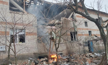 У перший день Нового року росіяни влучили в будинок на Глухівщині. Люди опинилися під завалами