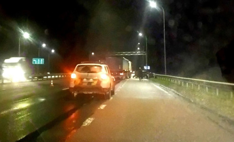 На трасі Київ-Харків біля повороту на Студеники зіткнулися два легковики: хроніка поліції