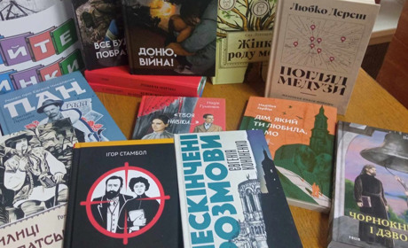 Глухівська бібліотека отримала понад 90 україномовних книжок для дорослих і дітей: що цікавого