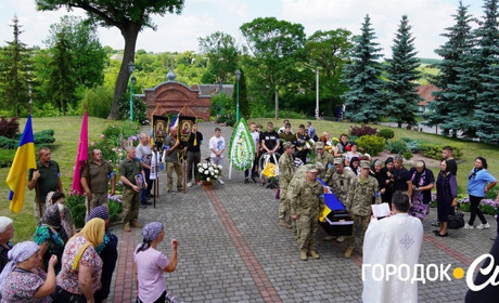 Він загинув в останній день цієї весни. У Сатанові попрощалися із загиблим воїном Василем Бевзом