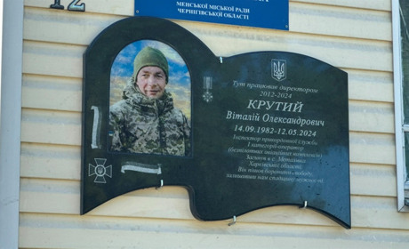 У Мені вшанували пам’ять Віталія Крутого, відкривши меморіальну дошку на його честь
