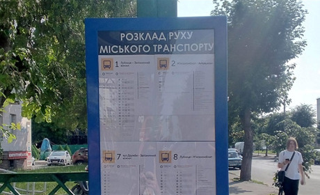 На автобусних зупинках Звягеля встановили стенди з розкладом руху маршруток