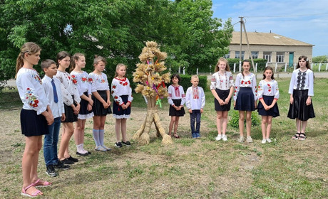 В Чкалово школьники, завершая учебный год, прыгали через кострище и загадывали добрые желания