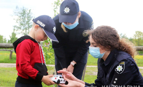 Вже вдома: хлопчика, якого переїхав трактор на Сарненщині, провідали поліцейські