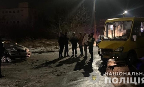 У Червонограді внаслідок зіткнення травмовані неповнолітній водій легковика та пасажирка автобуса