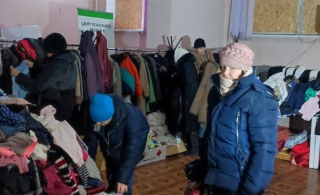 У Миколаєві працює куточок безкоштовного одягу для переселенців