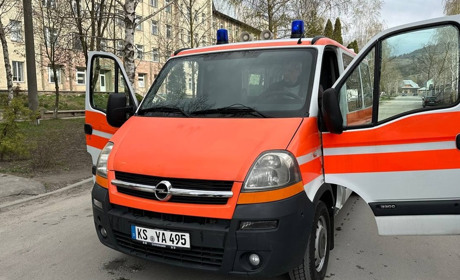 Для Кременецької опорної лікарні волонтери передали автомобіль швидкої допомоги