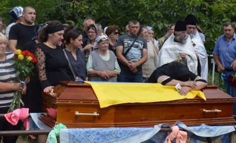 У Черняхові провели в останню путь воїна Сергія Бондаренка. Він загинув під Бахмутом