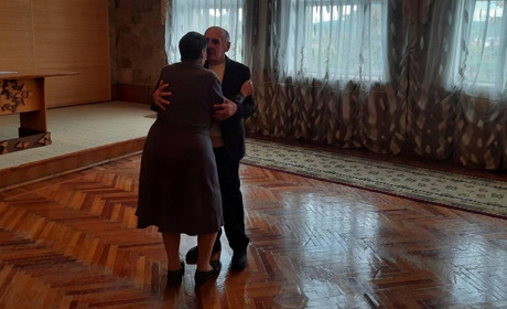 Їх звели складні обставини життя, але сьогодні вони щасливі. Історія літніх людей, які стали сім'єю