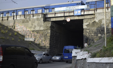 У Жмеринці чоловіка врятували від самогубства: хотів зістрибнути з висоти залізничного тунелю
